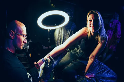 Live-Tattoo-Artist beim OMClub 2023, Beispiel für eine einzigartige Sponsor-Erlebnis-Activation auf dem Event